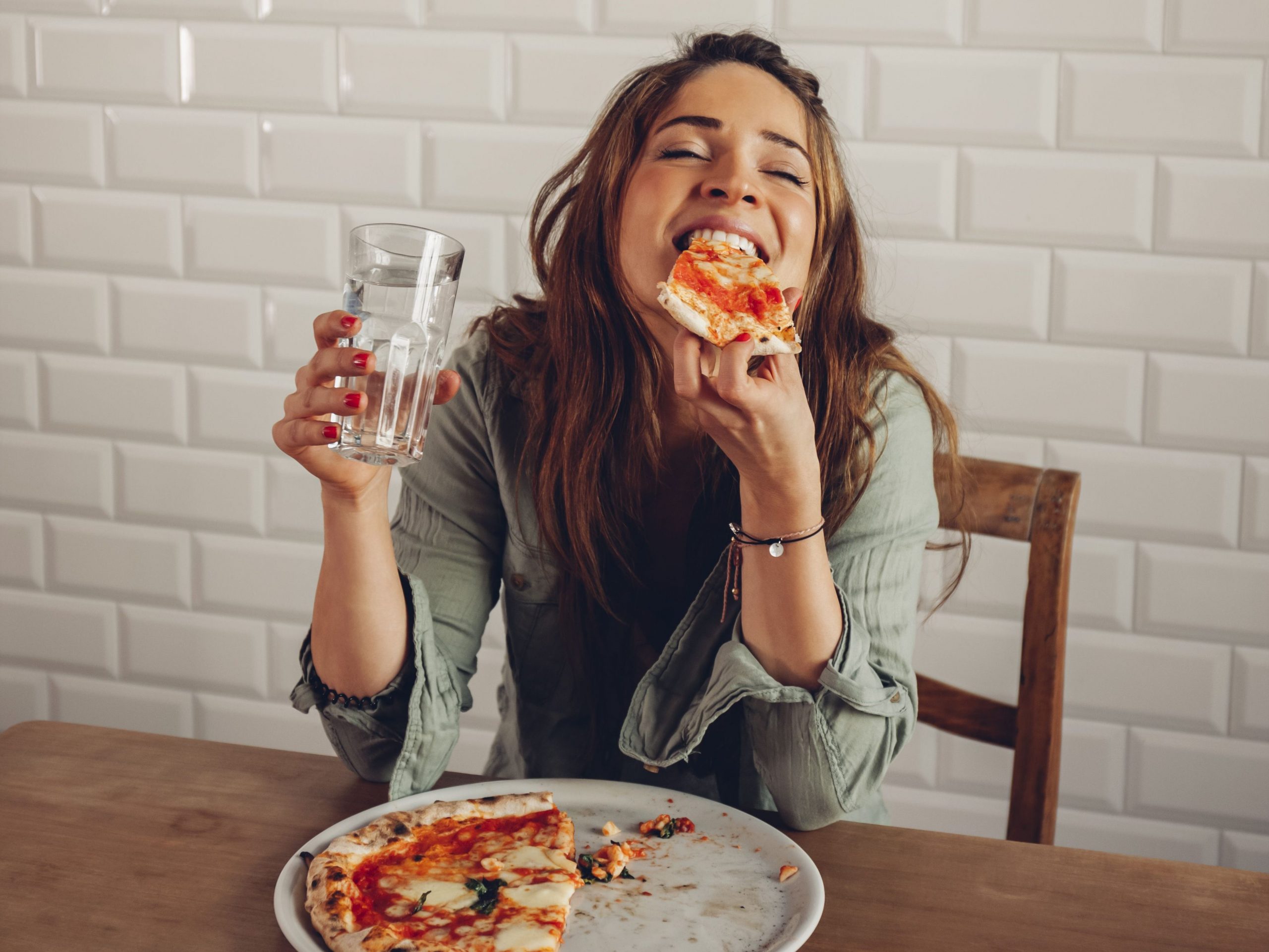 Disfrutando de una pizza con beneficios nutricionales